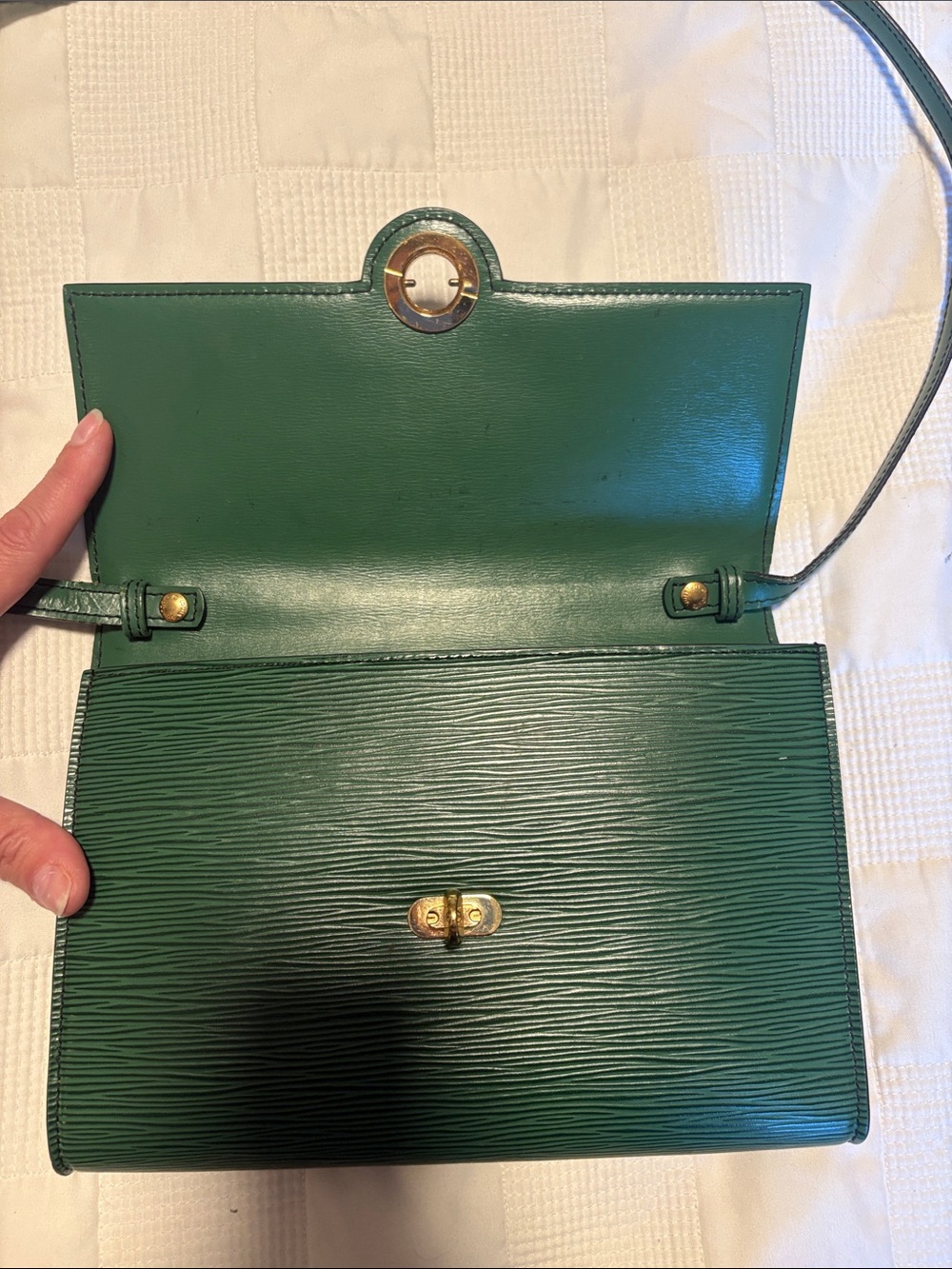 Louis Vuitton EPI Green Crossbody Bag with Gold Clasp. Comes with COA. In GUC - Picture 9 of 15